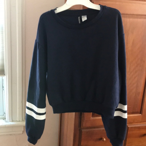 Divided Tops - Long sleeved cropped navy sweatshirt